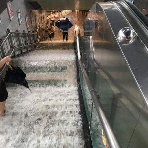 广州进入水浸街模式 部分路段水浸已过腰(图)