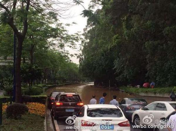 广州进入水浸街模式 部分路段水浸已过腰(图)